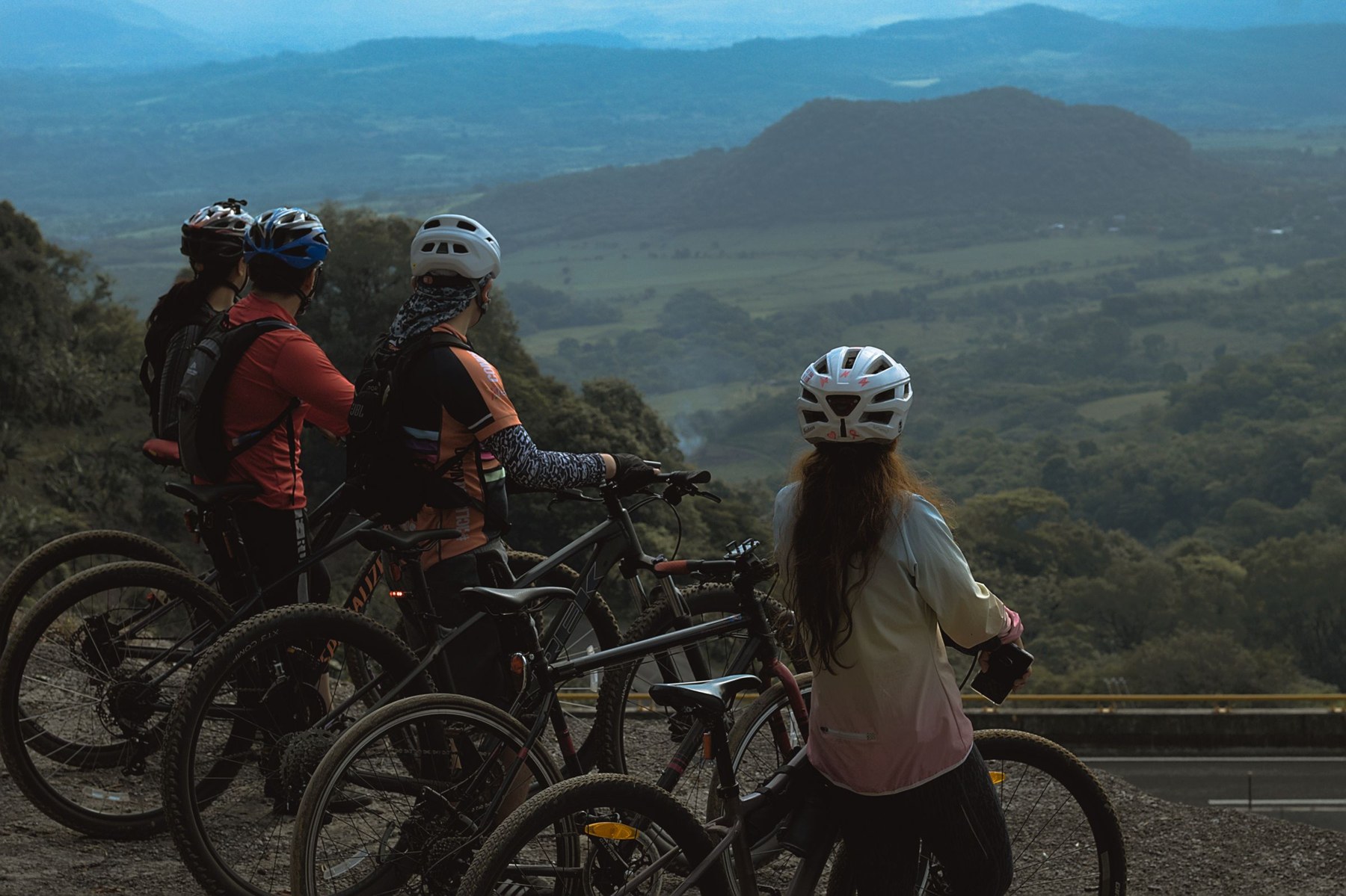 Cyclists with mountain bikes at a mountain viewpoint